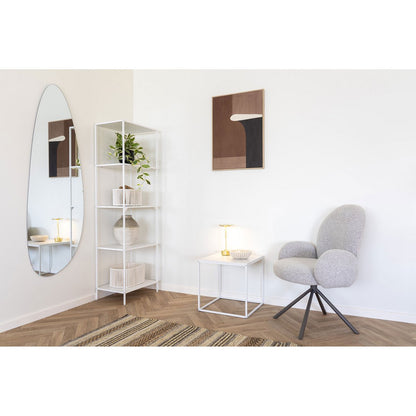 Vita witte bijzettafel in modern Scandinavisch interieur naast stoel