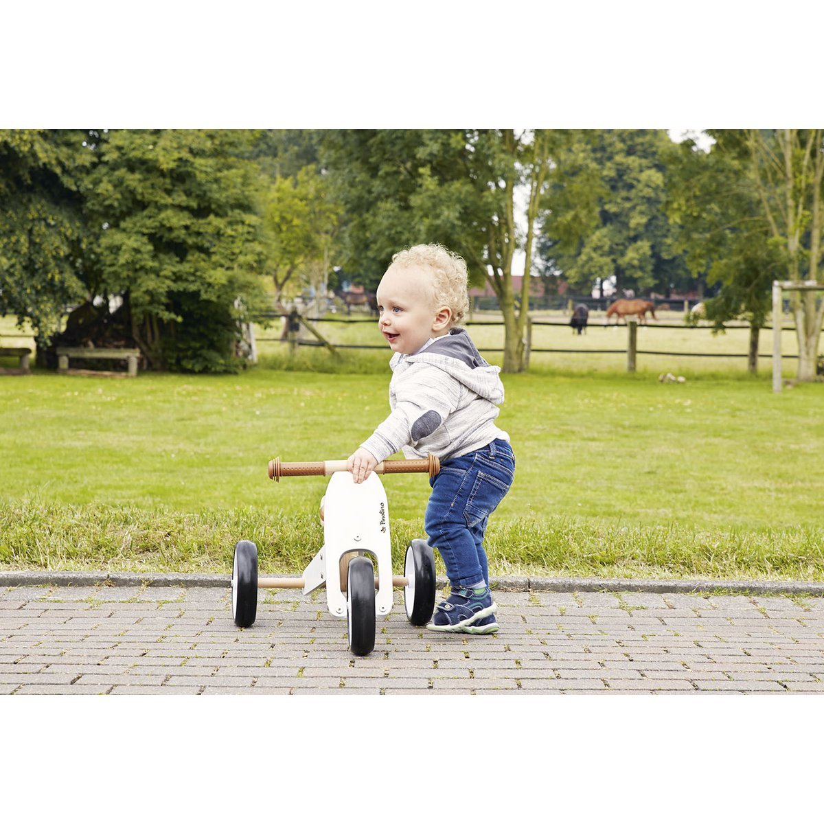 Witte driewieler Charlie