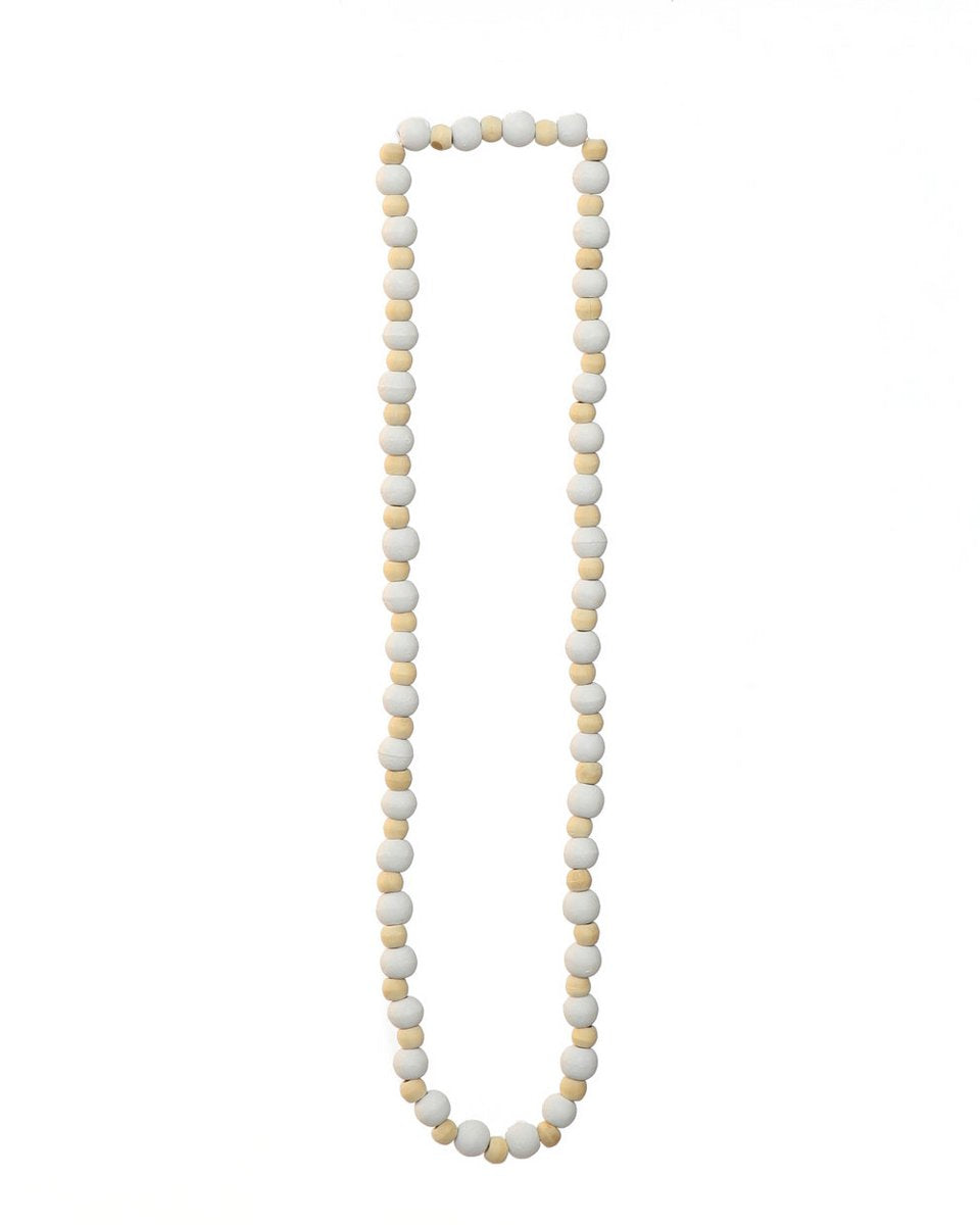 Canggu ketting van naturel houten kralen op lichte achtergrond