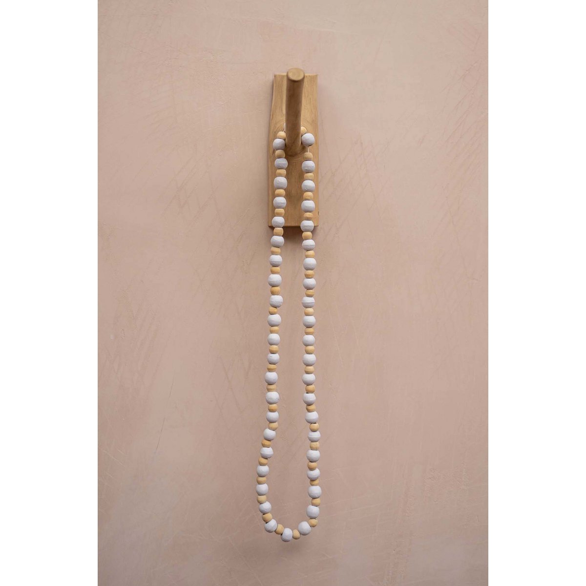 Canggu ketting gestyled in een natuurlijk boho interieur