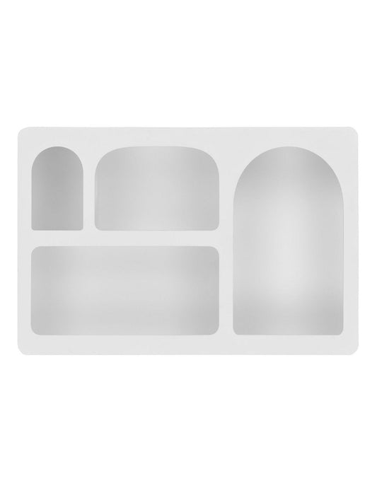 Witte Bryne wandplank met ronde en rechte vakken tegen witte achtergrond