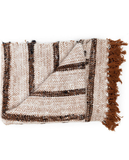 Witte plaid met bruine strepen en franjes – handgeweven woondeken van natuurlijke materialen.