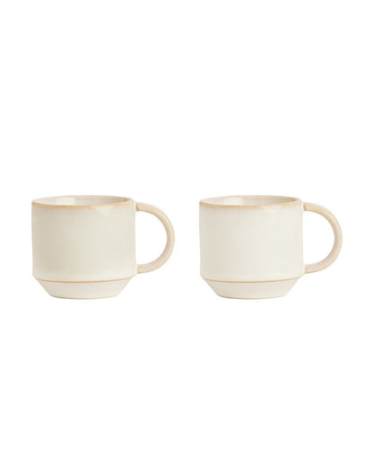 Witte keramieken mokken – set van twee handgemaakte koffiekopjes met glanzende rand.
