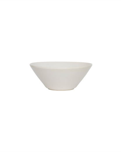 Witte keramieken kom – minimalistische schaal met matte afwerking voor ontbijt, soep of salade.