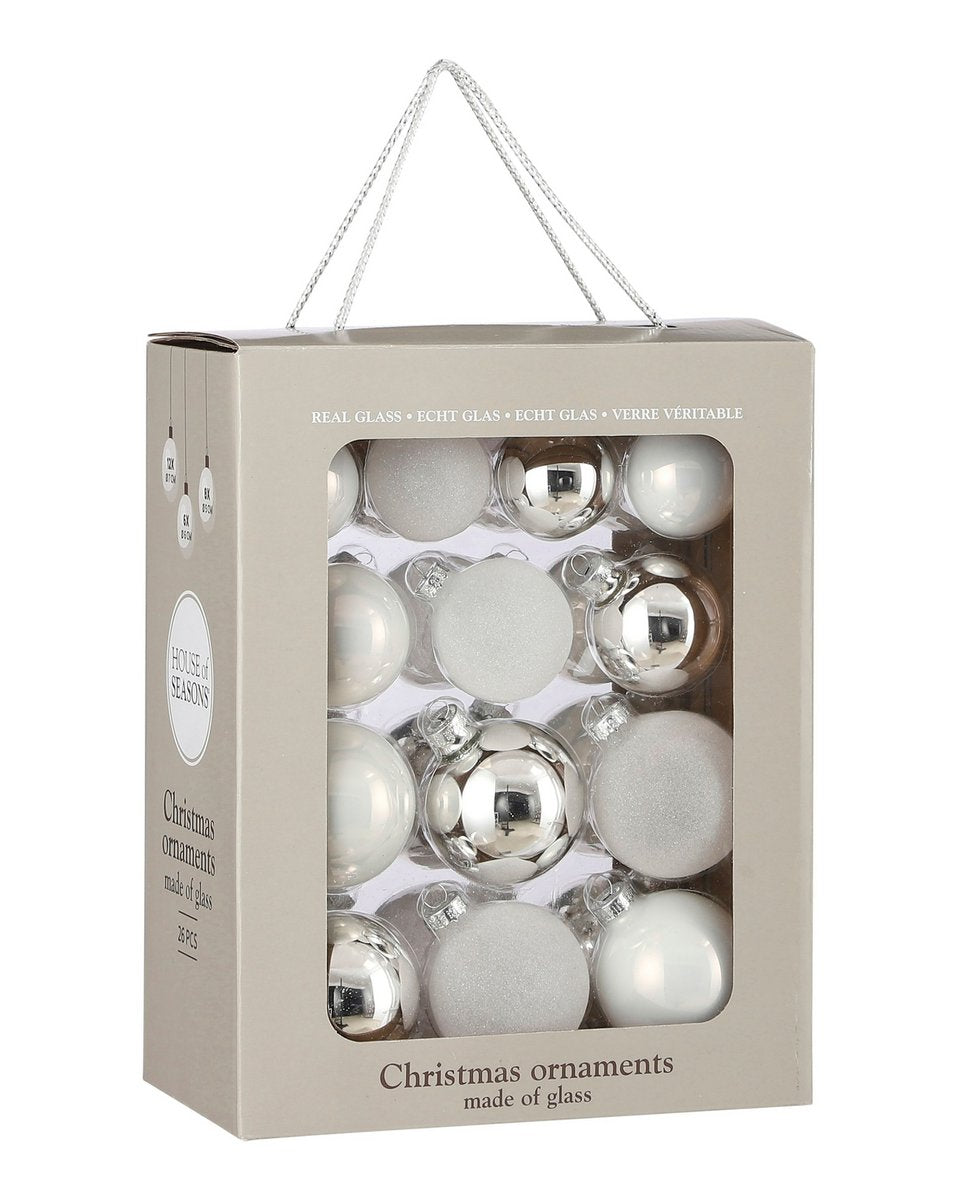 Wiitte glazen kerstballen verpakt in een stijlvolle doos. Tijdloos, elegant en perfect voor een serene, stijlvolle kerstboom. Prachtig in een sfeervol interieur.