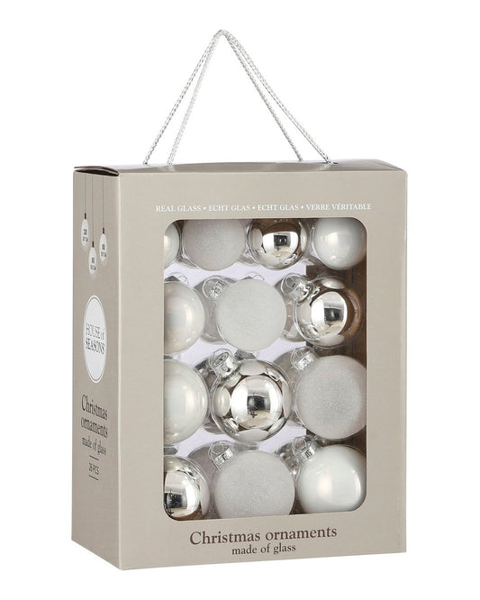 Wiitte glazen kerstballen verpakt in een stijlvolle doos. Tijdloos, elegant en perfect voor een serene, stijlvolle kerstboom. Prachtig in een sfeervol interieur.