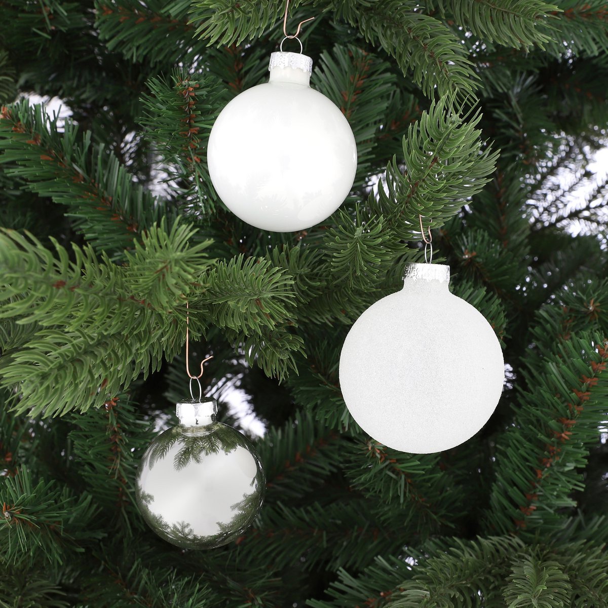 3 witte glazen kerstballen in glans en glitter. Tijdloos, elegant en perfect voor een serene, stijlvolle kerstboom.