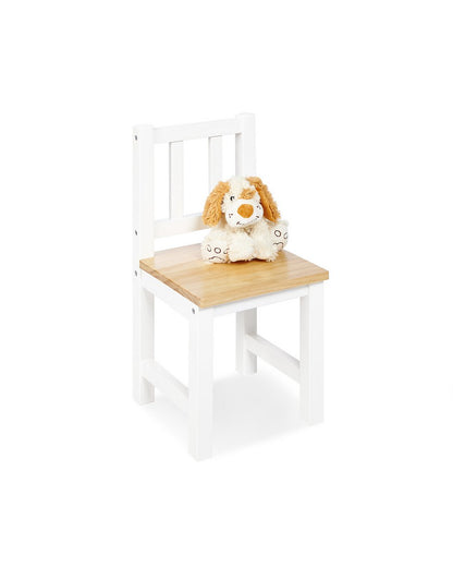 Witte kinderstoel Fenna, gemaakt van dennenhout. Op wit achtergrond, met een schattige knuffel.