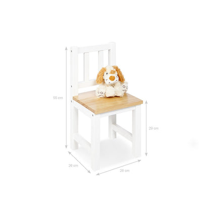Witte kinderstoel Fenna, gemaakt van dennenhout. Op wit achtergrond, met een schattige knuffel. Met afmetingen erbij.