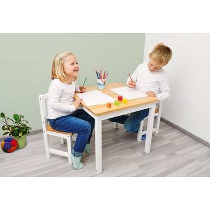 Twee kinderen aan onze witte stoelen- en tafelset Fenna.