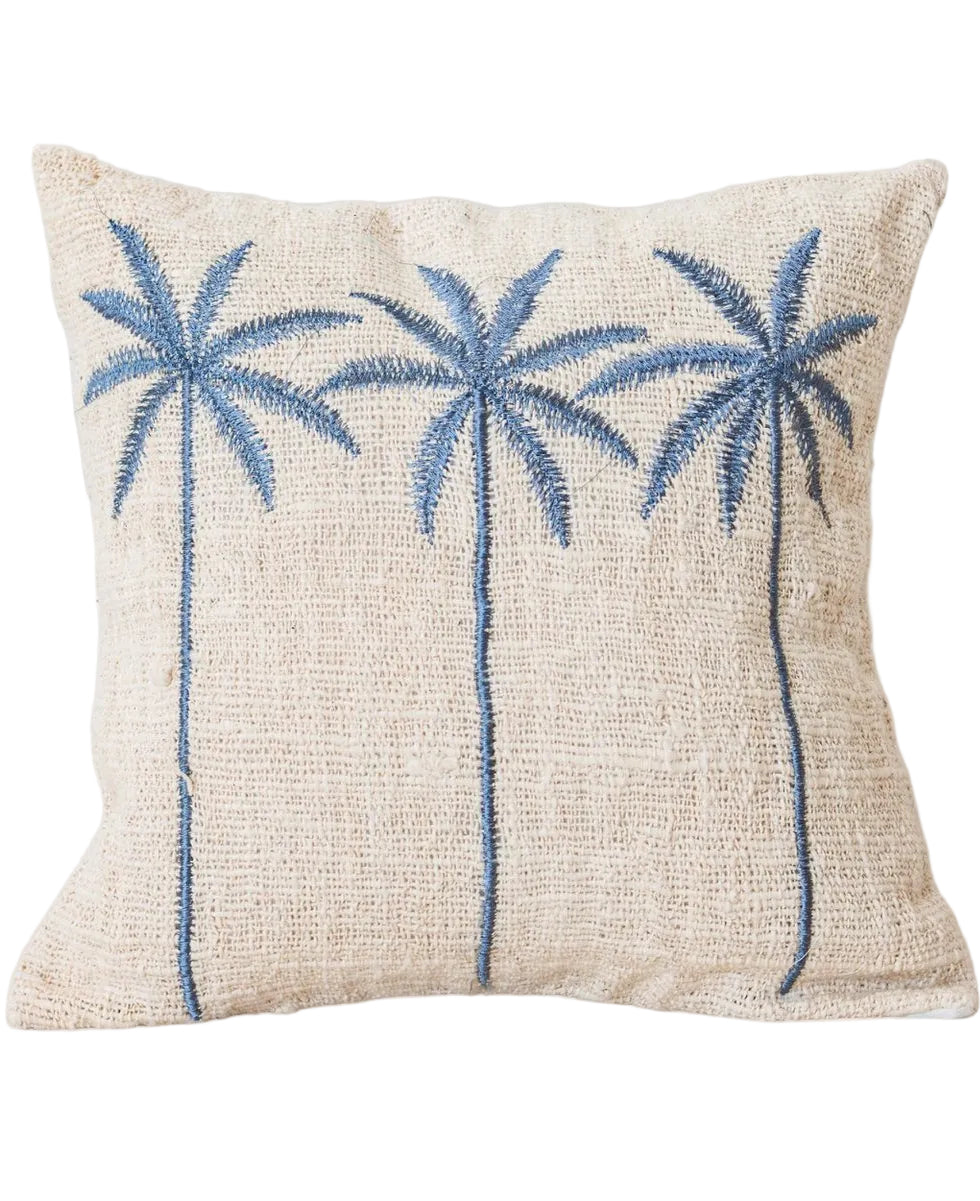 Witte kussenhoes met blauw palmmotief Anarka op wit achtergrond