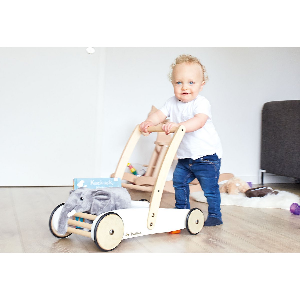 Baby walker Uli gebruikt door peuter tijdens eerste stapjes