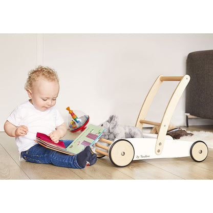Zijaanzicht van houten baby walker Uli met rubberen wielen