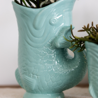 Witte orchidee Amabilis met turquoise Fish pot, detail van de vissenpot