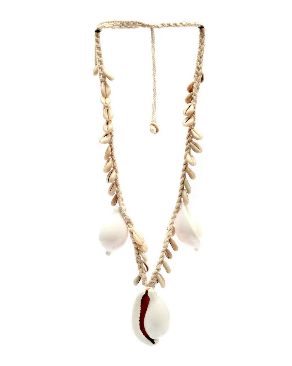 Grote witte cowrie schelpketting als decoratief woonaccessoire