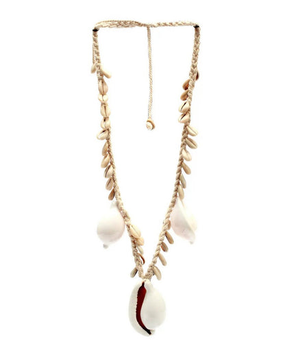 Grote witte cowrie schelpketting als decoratief woonaccessoire