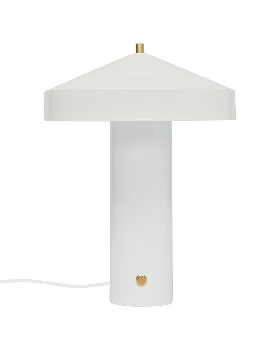 Witte moderne tafellamp met hoedvormige kap en cilindervormige voet, tegen witte achtergrond.