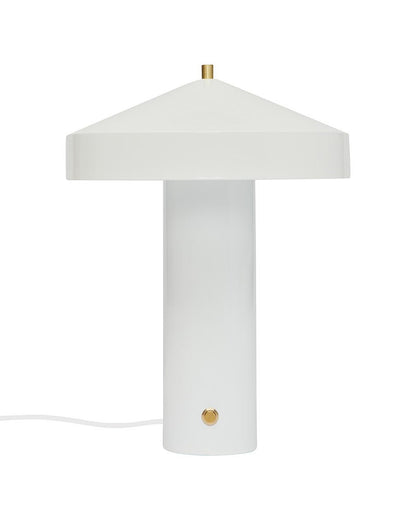 Witte moderne tafellamp met hoedvormige kap en cilindervormige voet, tegen witte achtergrond.