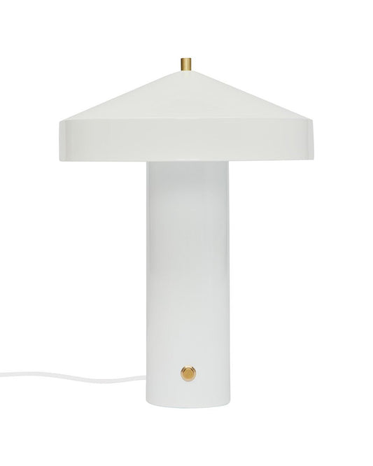 Witte moderne tafellamp met hoedvormige kap en cilindervormige voet, tegen witte achtergrond.