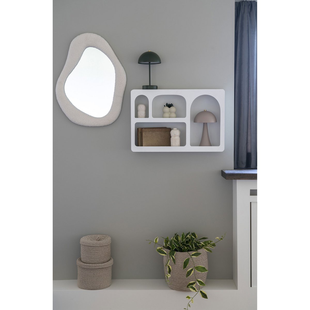 Witte teddy spiegel Bosa in sfeervol boho hal