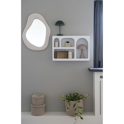 Witte teddy spiegel Bosa in sfeervol boho hal
