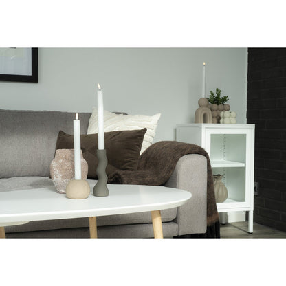 Donkerbruine plaid over een grijze bank – sfeervolle woonaccessoire die warmte en comfort toevoegt aan het interieur.