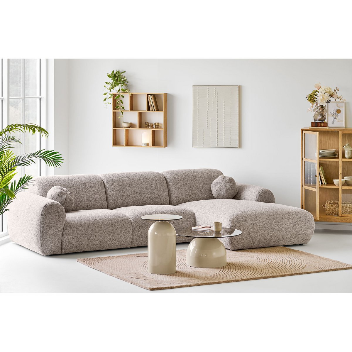 Wollen vloerkleed bruin 160x230 cm Pune in een moderne woonkamer met grijze bank, houten kasten en keramieken bijzettafels