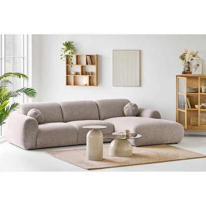 Wollen vloerkleed bruin 160x230 cm Pune in een moderne woonkamer met grijze bank, houten kasten en keramieken bijzettafels