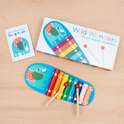 Wild Wonders houten xylofoon met drumstokjes en liedjesboekje naast de cadeauverpakking