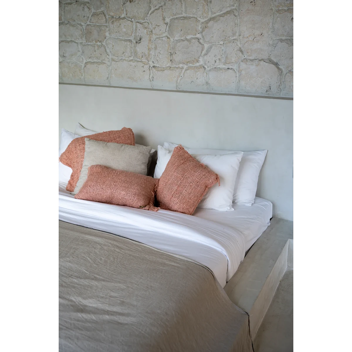 Bedstyling met zalmroze kussens