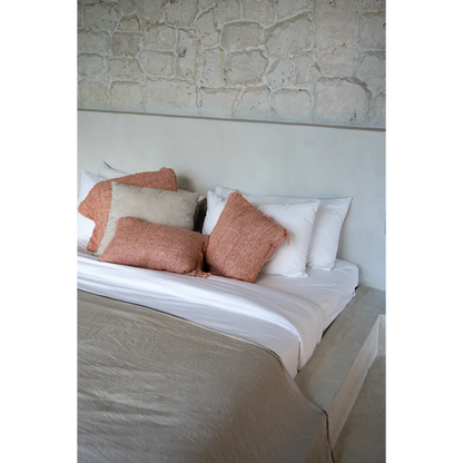 Bedstyling met zalmroze kussens