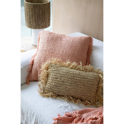 Set Zalmroze kussens gestyled op een bed
