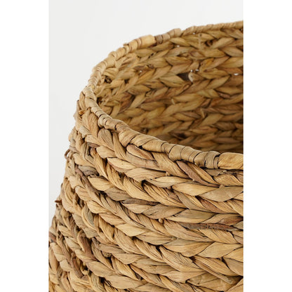 Closeup van een geweven kerstboomrok van zeegras. Perfect in een boho of beachy sfeer om je interieur landelijk, warm en knus te maken.