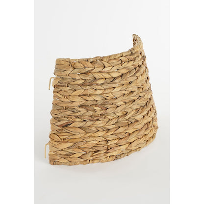 Closeup van een geweven kerstboomrok van zeegras. Perfect in een boho of beachy sfeer om je interieur landelijk, warm en knus te maken.
