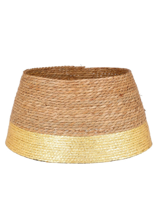 Rotan kerstboommand met gouden rand – stijlvolle boomrok van natuurlijk materiaal voor een sfeervolle basis.
