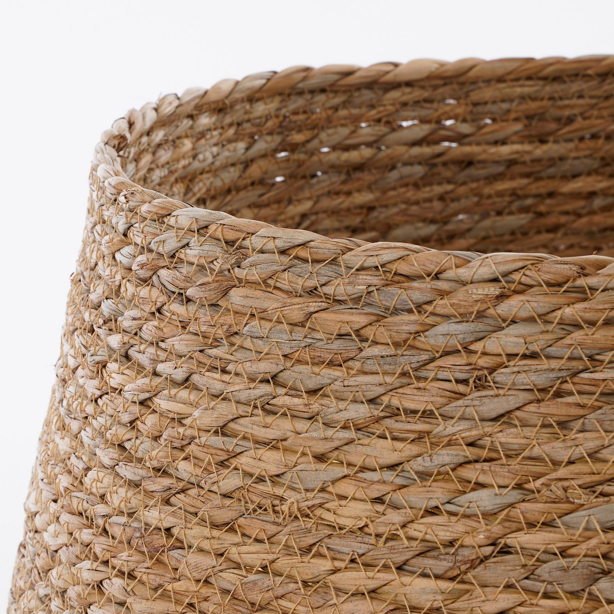 Detail van gevlochten rotan kerstboommand – handgemaakt design met natuurlijke textuur.
