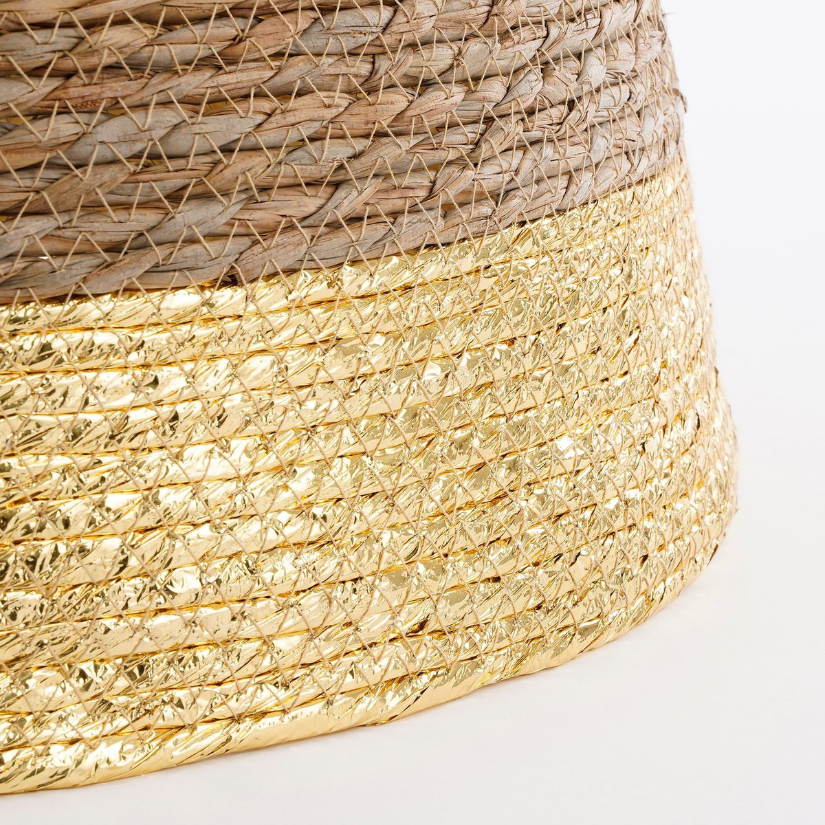 Detail van gouden rand aan rotan boommand – glanzende afwerking voor een luxe uitstraling.
