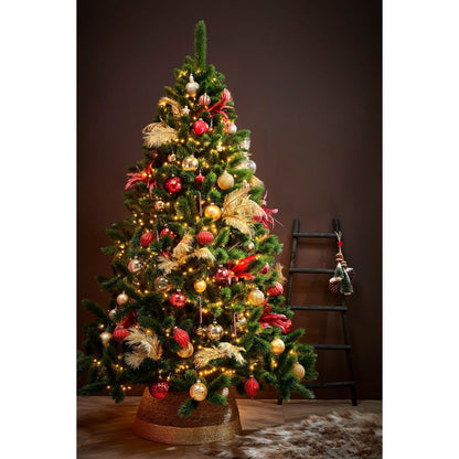 Versierde kerstboom met rotan boommand en gouden rand – warme en feestelijke kerststijl in huis.