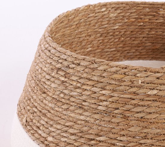 Detail van gevlochten rotan kerstboommand – handgemaakt ontwerp met wit accent onderaan.
