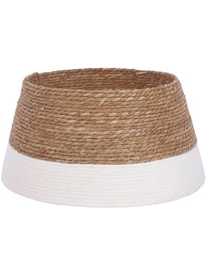 Rotan kerstboommand met witte rand – natuurlijke boomrok voor een stijlvolle, rustieke kerstlook.

