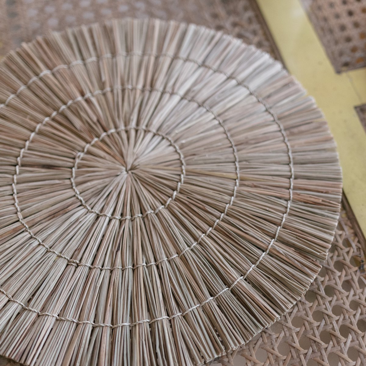 Zeegras placemat rond naturel 35 cm set van 2, 4 of 6 Alang detail van het materiaal