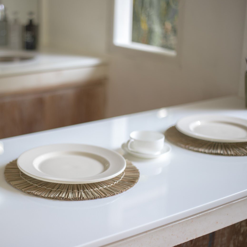 Zeegras placemat rond naturel 35 cm set van 2, 4 of 6 Alang op een aanrecht met twee witte borden erop