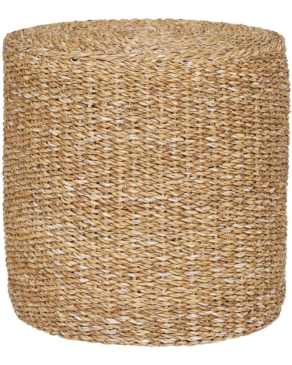 Natuurlijke ronde poef van zeegras met geweven structuur op witte achtergrond