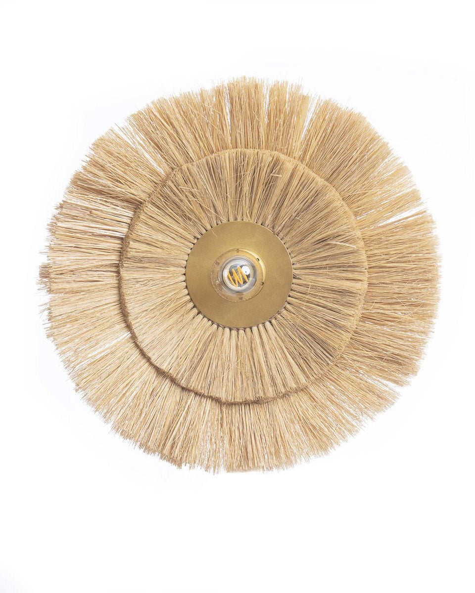 Wandlamp Double Trouble van gras en goudkleurig ijzer op witte achtergrond