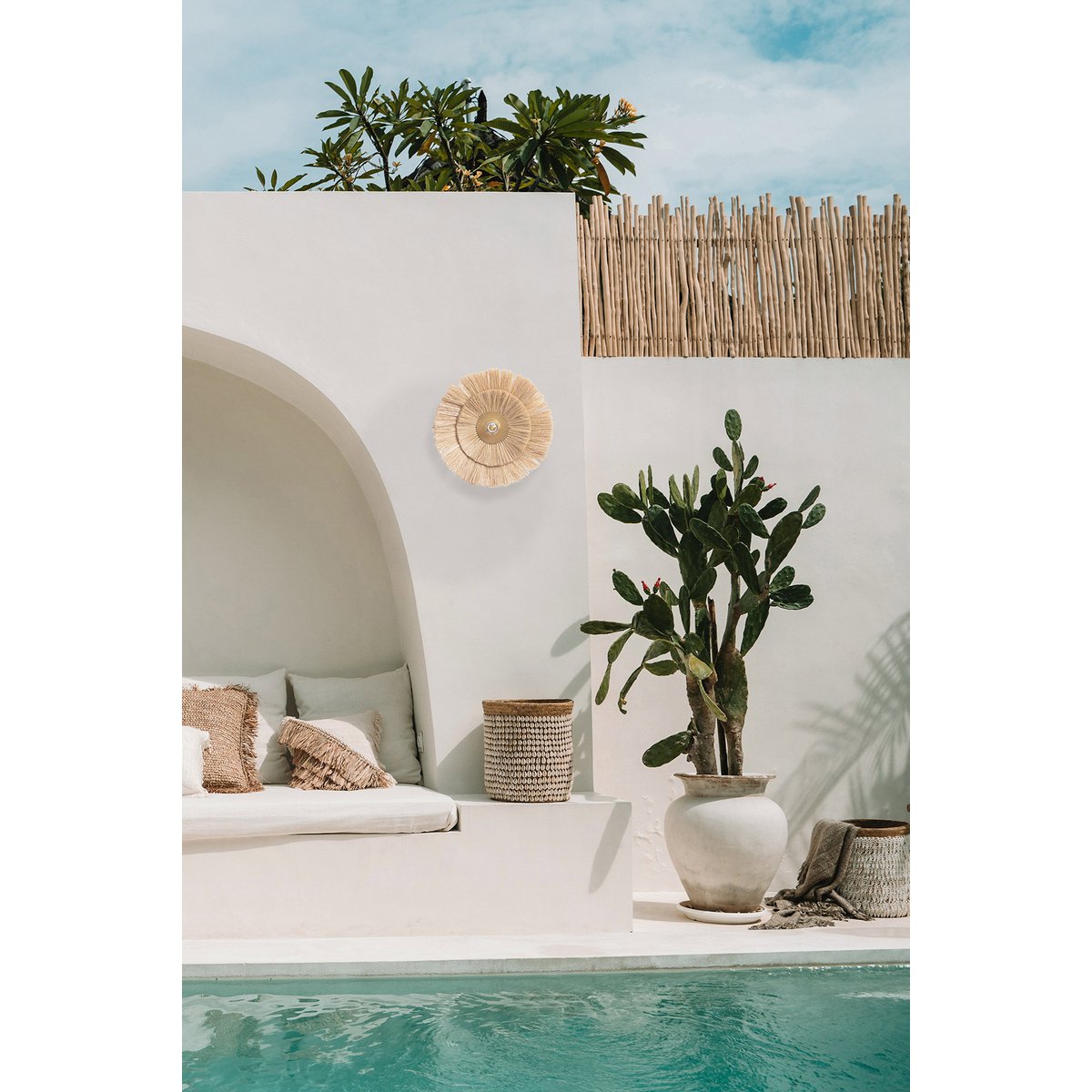 Sfeervolle interieursfeer met de Double Trouble wandlamp aan een witte muur