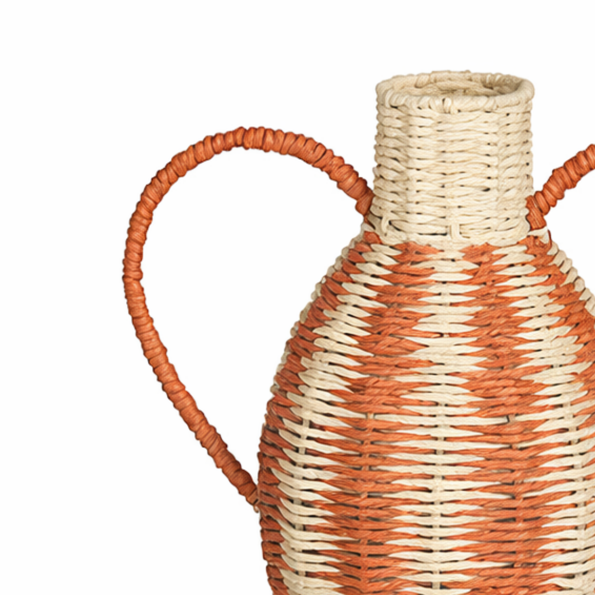 Zijaanzicht van de gevlochten vaas met handvat in oranje en naturel streeppatroon