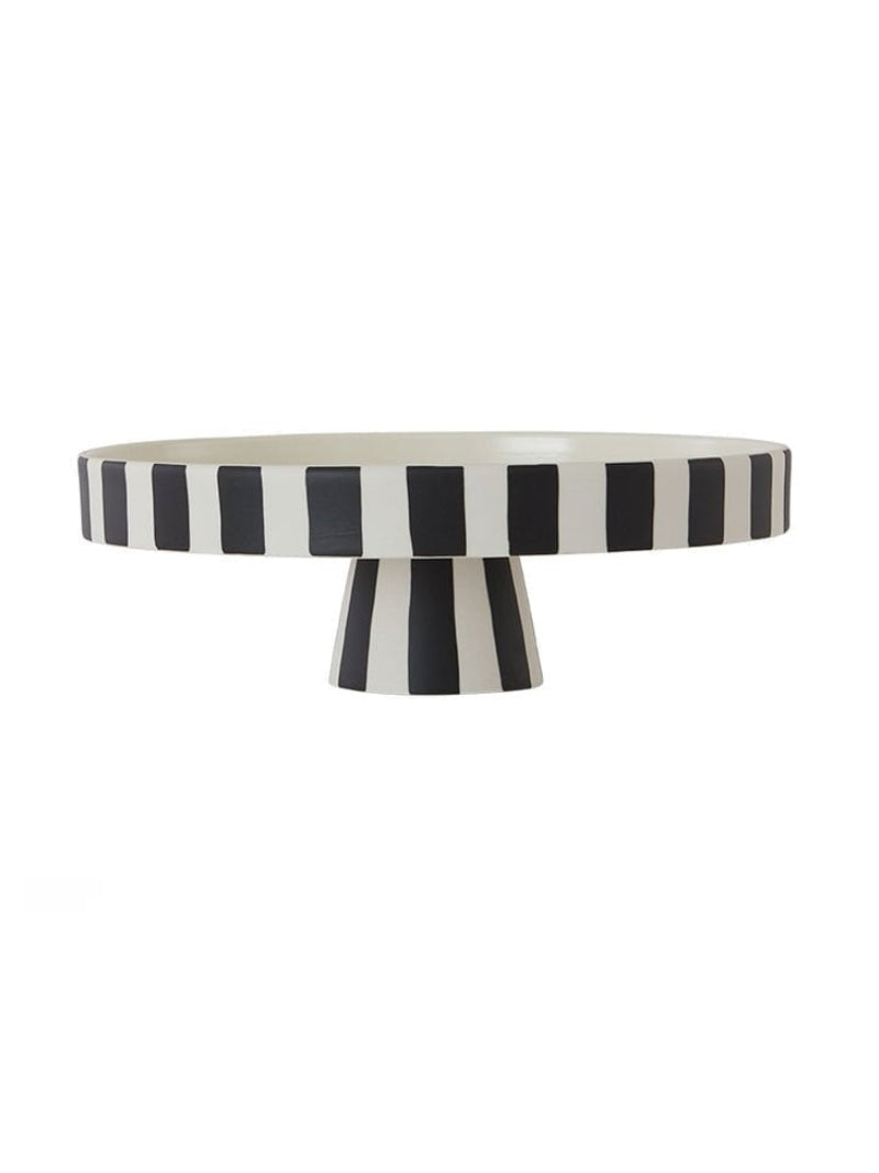 Een stijlvolle taartschaal met karakter. Het zwart-witte streeppatroon geeft een speelse, grafische touch aan elke tafel – perfect voor taarten, hapjes of als decoratief statementstuk.
