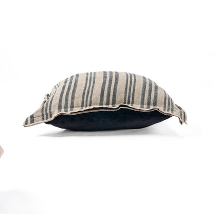 Nordic Stripe kussenhoes liggend op bank in natuurlijk interieur