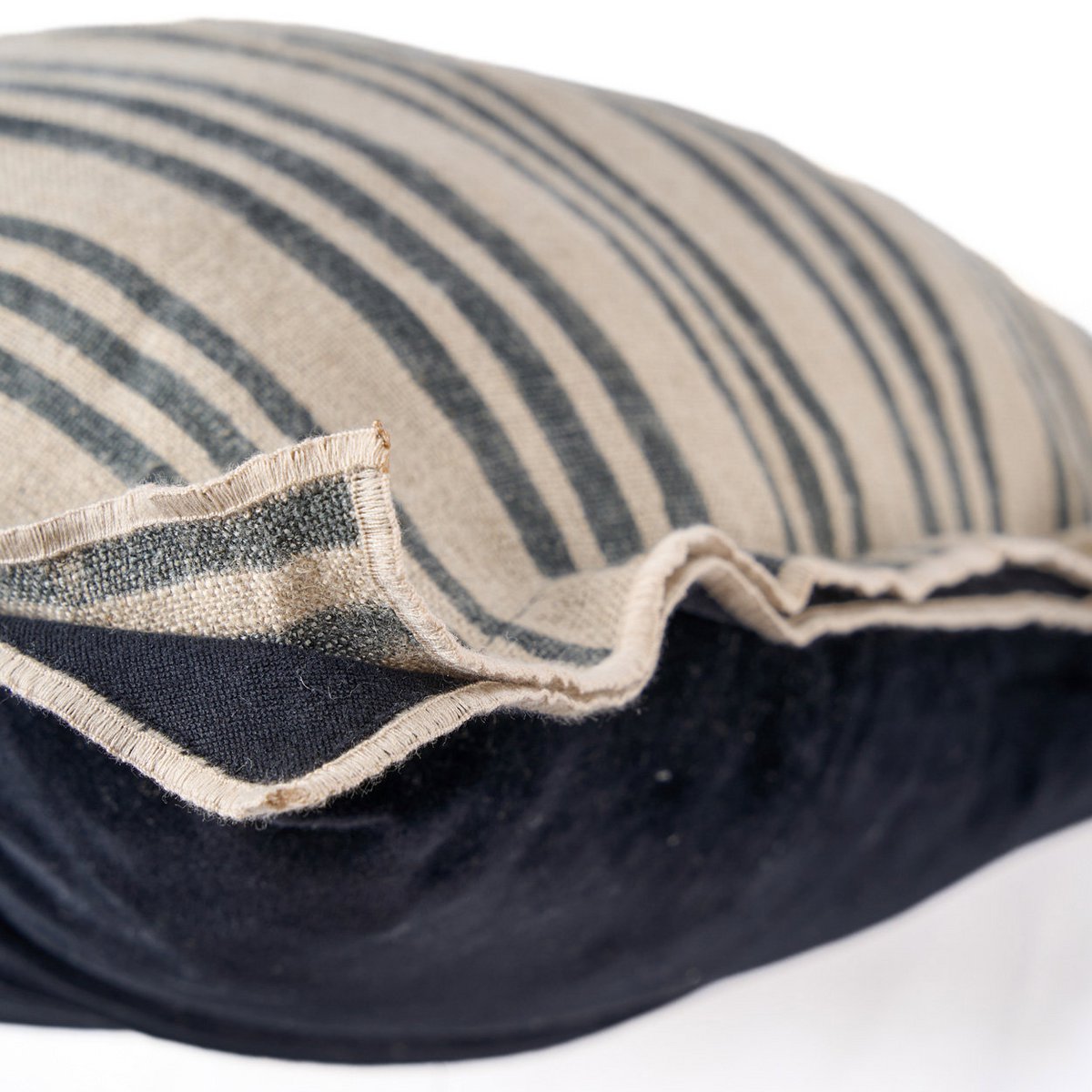 Sluiting en afwerking van Nordic Stripe kussenhoes