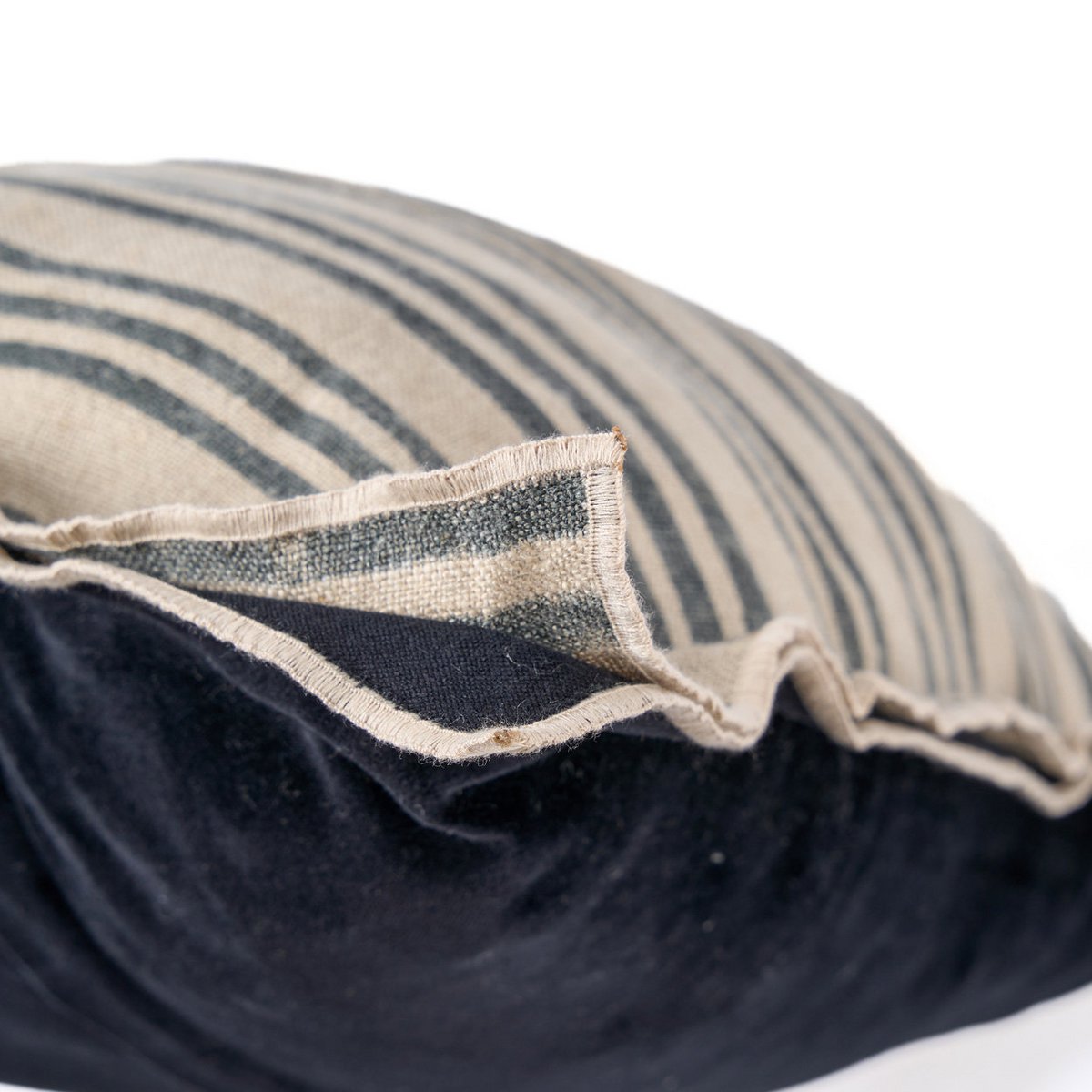 Zijkant van Nordic Stripe kussenhoes met zachte vulling